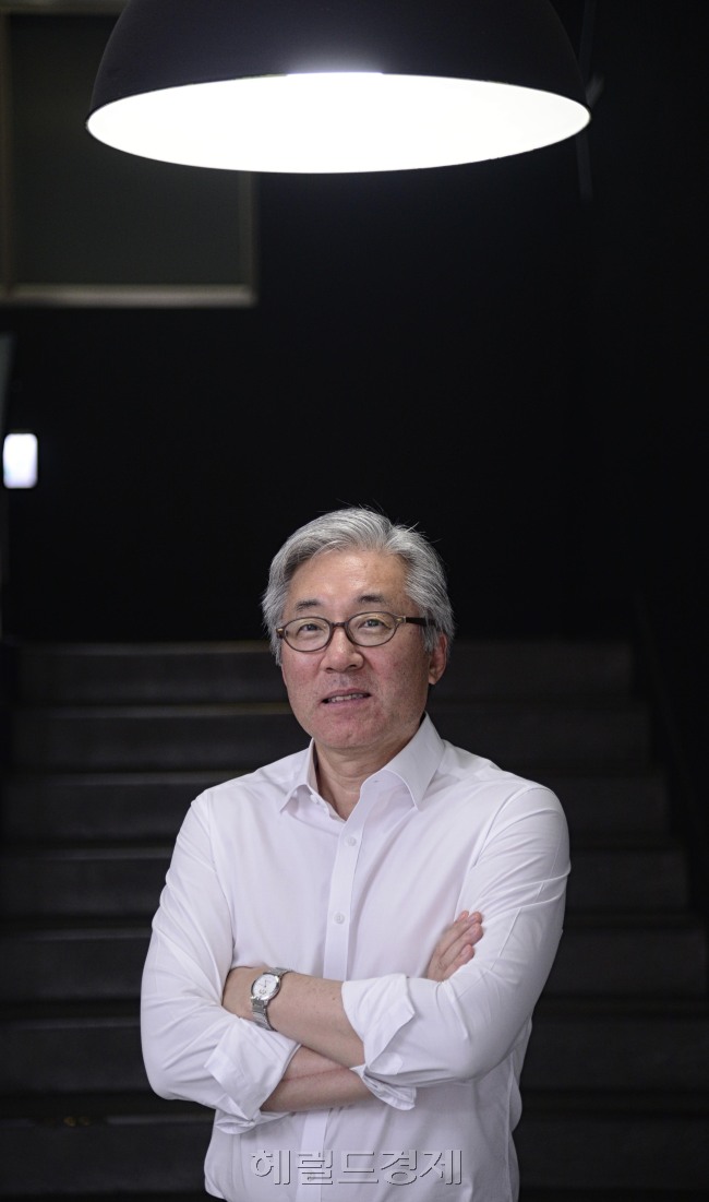 김종덕 문화체육부장관이 21일 오후 서울 서계동 국립극단에서 본지와 인터뷰에서 앞 서 포즈를 취하고 있다. 박해묵 기자/mook@heraldcorp.com