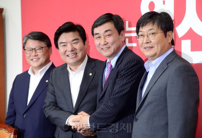 21일 오후 서울 여의도 국회 새누리당 원내대표회의실에서 양당 ‘2+2’ 회동이 열린 가운데 원유철 새누리당 원내대표와 이종걸 새정치민주연합 원내대표가 회의에 앞서 악수를 나누고 있다.
박해묵 기자/mook@heraldcorp.com