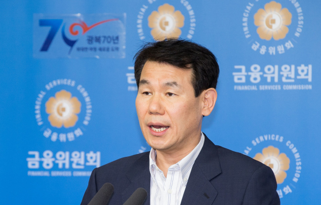 기획재정부, 금융위원회, 금융감독원, 한국은행 등 금융정책 당국은 1100조원대로 불어난 가계 빚 문제에 선제적으로 대응하기 위해 22일 가계부채 관리 방안을 공동으로 마련해 발표했다. 정은보 기재부 차관보가 21일 오전 서울 중구 금융위원회 기자실에서 주요 내용을 브리핑하고 있다(사진 왼쪽).		 [사진제공=금융위원회]