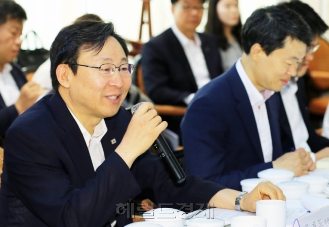 문재도 산업통상자원부 2차관이 22일 오전 서울 역삼동 기술센터에서 제7차 에너지 신산업 협의회를 주재하며 인사말을 하고 있다. 오른쪽은 나승식 에너지 신산업 정책단장. <사진:산업통상자원부 제공>