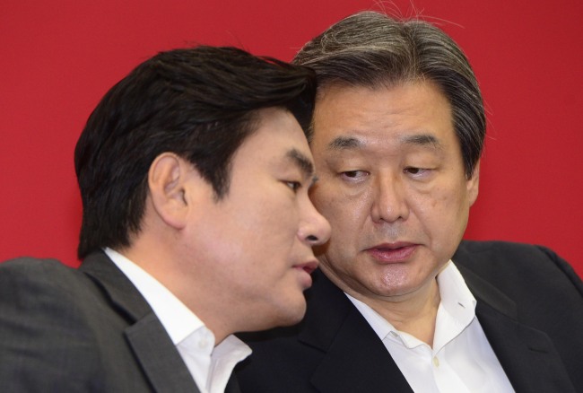 22일 오전 서울 여의도 국회에서 열린 새누리당 최고중진연석회의에서 김무성 대표가 원유철 원내대표와 귀엣말을 나누고 있다. 김 대표는 이날 “새누리당의 하반기 최우선 과제는 노동개혁”이라고 말했다.  박해묵 기자/mook@heraldcorp.com