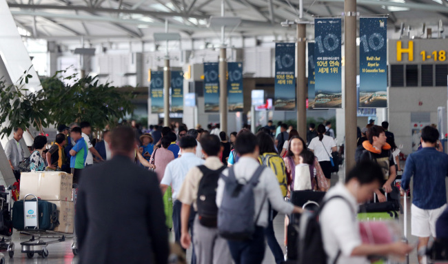 <YONHAP PHOTO-1502> 휴가철 시작된 인천공항 출국장 (영종도=연합뉴스) 신준희 기자 = 본격적인 휴가철을 앞두고 22일 오전 영종도 인천국제공항 출국장이 여행객들로 붐비고 있다. 2015.7.22 hama@yna.co.kr/2015-07-22 09:31:15/ <저작권자 ⓒ 1980-2015 ㈜연합뉴스. 무단 전재 재배포 금지.>