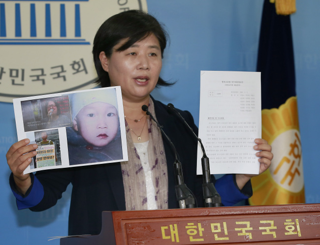 <YONHAP PHOTO-2775> 소멸시효 폐지 형사소송법 법률안 설명하는 서영교 의원 (서울=연합뉴스) 이상학 기자 = 새정치민주연합 서영교 의원이 21일 오후 국회 정론관에서 일명 '태완이 법'으로 살인죄 공소시효 폐지를 내용으로 하는 형사소송법 일부개정법률안에 관한 기자회견을 하고 있다. 이 형사소송법 개정안은 이날 국회 법제사법위원회 법안심사 1소위를 통과했다. 2015.7.21 leesh@yna.co.kr/2015-07-21 17:30:23/ <저작권자 ⓒ 1980-2015 ㈜연합뉴스. 무단 전재 재배포 금지.>
NPAD Rep. Seo Young-kyo holds a press conference about a revision bill that lifts the statute of limitation on homicide cases at the National Assembly, Tuesday.   Yonhap