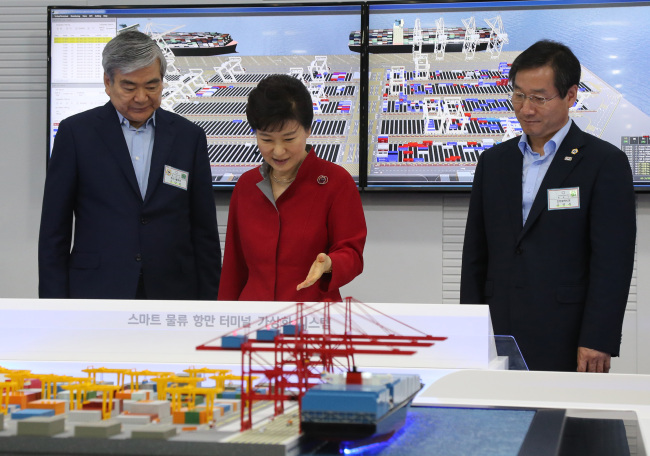 President Park Geun-hye (center), Hanjin Group chairman Cho Yang-ho (left) and Incheon Mayor Yoo Jeong-bok look around the newly-opened Incheon Creative Economy Innovation Center in Songdo on Wednesday. (Yonhap)