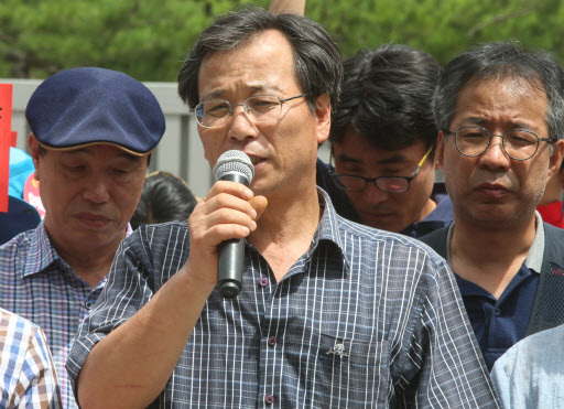 Activists at a rally criticizing the NIS's alleged wiretapping in Jeonju, North Jeolla Province, Wednesday. (Yonhap)