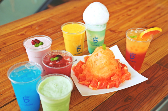 Colorful rainbow layer cake and rainbow fruit ade drinks launched by a Korean coffee chain during the 2015 K-cafe rainbow trend inspired by Sinsa dessert cafes