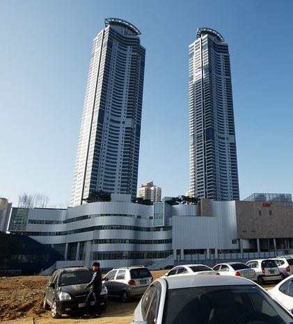 화성 동탄1신도시 반송동 일원에 흉물로 방치된 메타폴리스 2단계 사업 부지 전경.