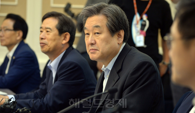 23일 서울 여의도 국회 귀빈식당에서 열린 농어업정책자금 금리인하 대책을 위한 당정협의에서 김무성 새누리당 대표가 이동필 농림축산식품부 장관의 인사말을 듣고 있다. /안훈 기자 rosedale@heraldcorp.com