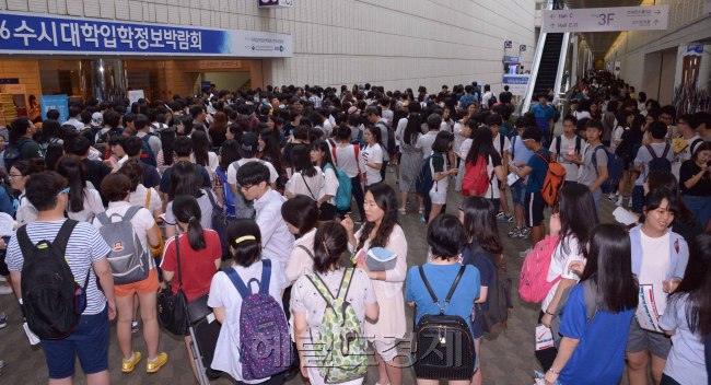한국대학교육협의회가 주관하는 2016년도 수시 대학입학정보박람회가 23일 삼성동 코엑스에서 열려 진로를 고민하는 수험생들과 학부모들이 장사진을 치고 있다. 이번 박람회는 전국 137개 4년제 대학이 참여하고 있고 참가대학별로 교수, 교직원, 입학사정관등 입학전문가가 직접 참여 ‘일대일 상담’등 진로진학상담이 이루어진다. 정희조 기자/checho@heraldcorp.com