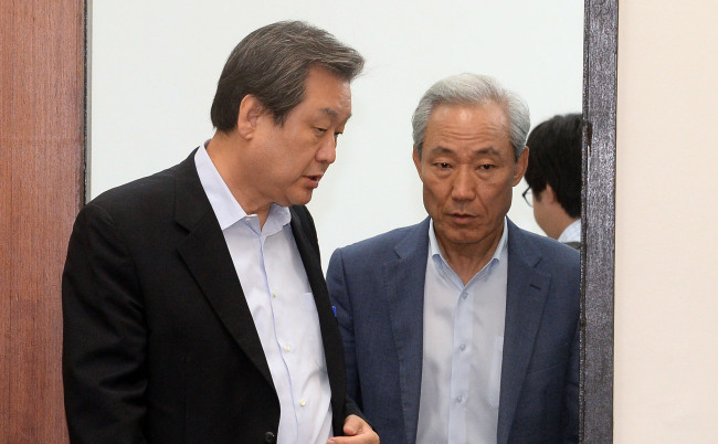 김무성 새누리당 대표가 23일 오전 국회에서 열린 최고위원회의에서 김종훈 의원과 이야기를 하며 입장하고 있다. 안훈 기자/rosedale@