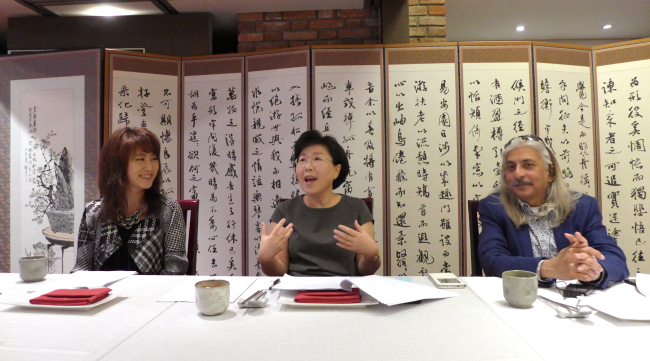 Korean jazz singer Nah Youn-sun (left), CICI president Choi Jung-hwa (center) and Indian festival director Sanjoy Roy speak at a press conference in Seoul ahead of the Culture Communication Forum to be held from Aug. 31 to Sept. 2.    Joel Lee/The Korea Herald