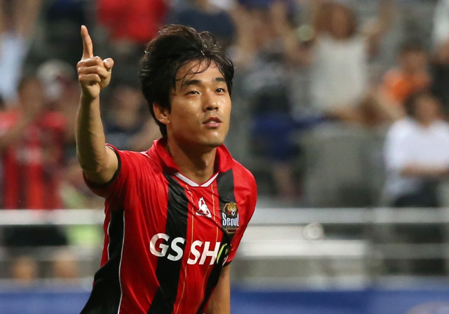 Many Korean fans’ love for footballer Park Chu-young turned to hate in 2012 when he used a loophole in the conscription law to postpone his military services. (Yonhap)
