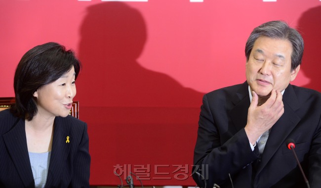 정의당 심상정 대표가 지난 24일 오전 새누리당 김무성 대표를 찾아 노동개혁 등에 관해 얘길 나누고 있다. 박해묵기자/mook@heraldcorp.com