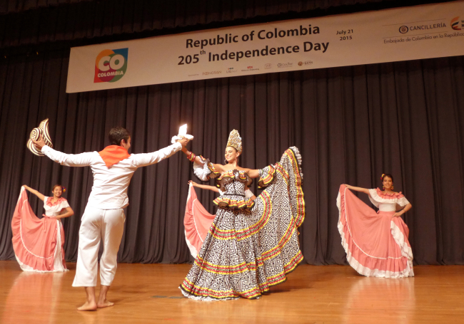 Colombian Carnival 2015 Queen Felfle Fernandez de Castro (center) performs at a reception marking the country’s 205th anniversary of national independence and 53 years of diplomatic ties with Korea at Grand Hyatt Seoul on Tuesday.   Joel Lee/The Korea Herald
Colombian Carnival 2015 Queen Felfle Fernandez de Castro (center) performs at a reception marking the country’s 205th anniversary of national independence and 53 years of diplomatic ties with Korea at Grand Hyatt Seoul on Tuesday.   Joel Lee/The Korea Herald