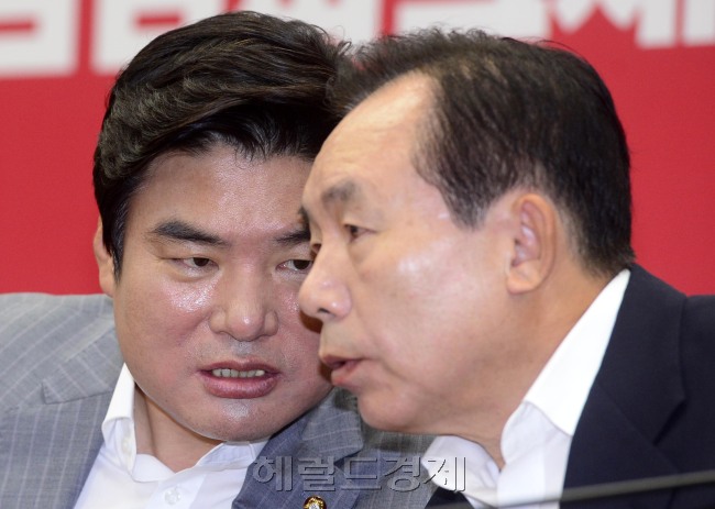 새누리당 이인제(오른쪽) 최고위원이 27일 국회에서 열린 최고위원회의에서 원유철 원내대표와 귀엣말을 나누고 있다. 박해묵 기자/mook@heraldcorp.com