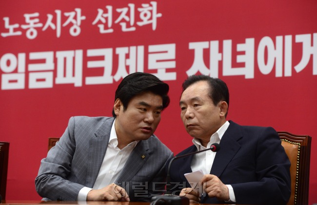새누리당 원유철 원내대표가 27일 오전 서울 여의도에서 열린 최고위원회의에서 이인제 최고위원과 귀엣말을 나누고 있다. 박해묵 기자/mook@heraldcorp.com