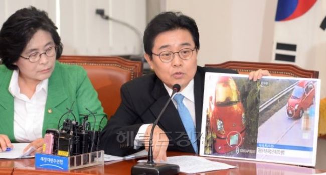 22일 오전 국회에서 열린 새정치민주연합 최고위원회의에서 전병헌 최고위원이 CCTV에 찍힌 자살한 국정원 직원의 마티즈 승용차 사진을 들고 발언을 하고 있다. 안훈 기자/rosedale@heraldcorp.com