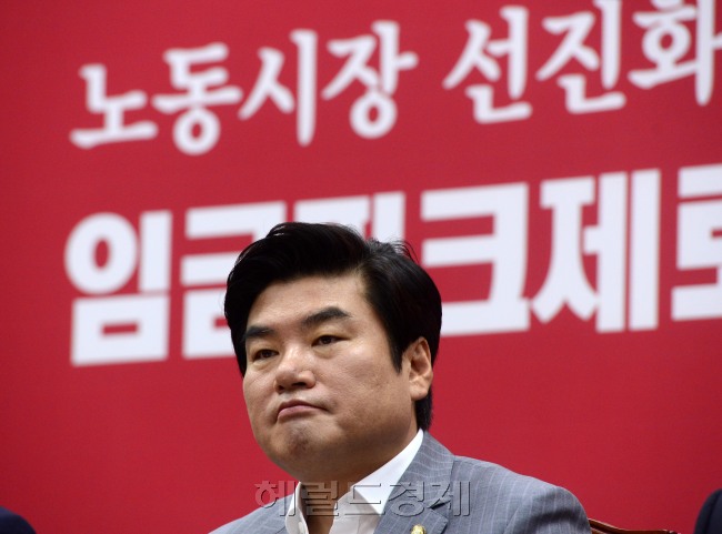 원유철 새누리당 원내대표가 27일 오전 서울 여의도에서 열린 최고위원회의에서 참석의원들의 현안발언을 경청하고 있다. 박해묵 기자/mook@heraldcorp.com