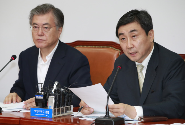 NPAD floor leader Rep. Lee Jong-kul speaks at a party meeting. (Yonhap)
