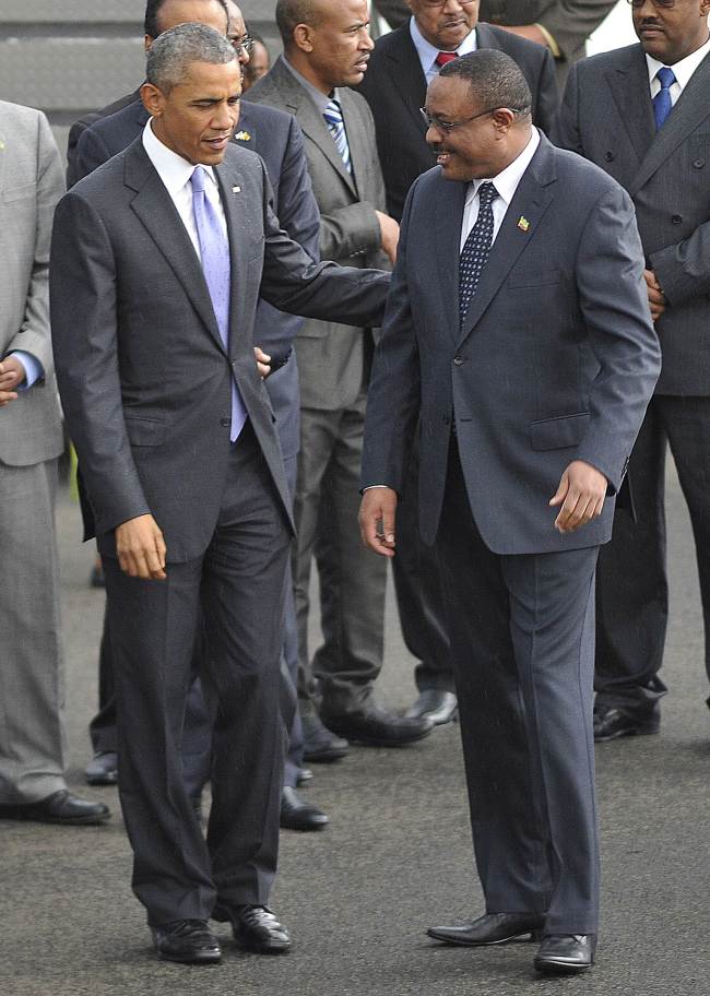 Ethiopian Prime Minister Hailemariam Desalegn (right) greets U.S. President Barack Obama upon his arrival at Bole International Airport in Addis Ababa on Sunday. AFP-Yonhap