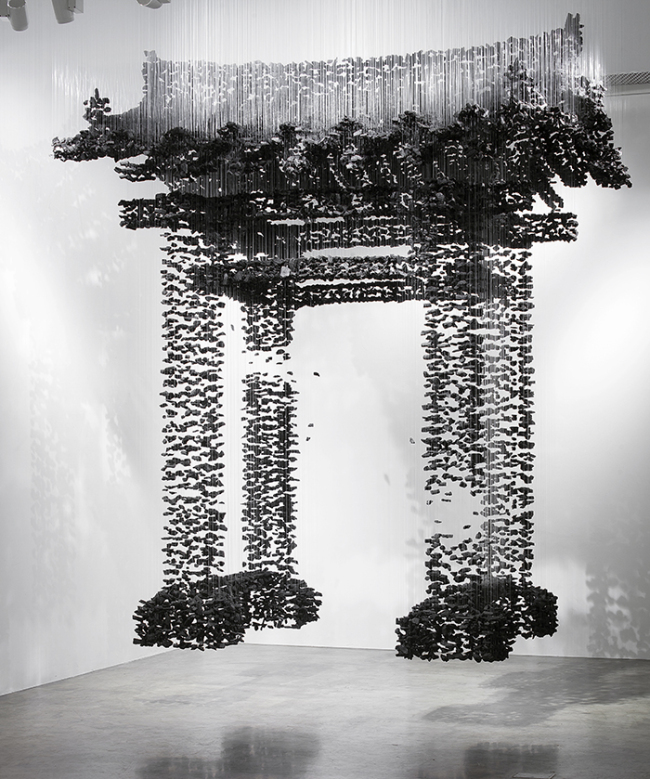 Honok, Coarcoal nylone threads etc, 400(h)x360x240㎝, 2012 [사진제공=우양미술관]