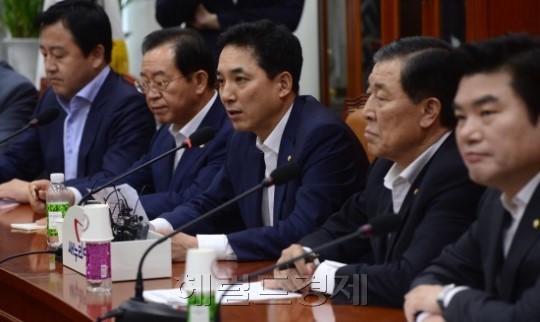 국회 정보위원회 소속 새누리당 박민식 의원이 지난 24일 오전 서울 여의도 국회에서 열린 원내대표단-정책위부의장단 연석회의에 참석해 발언을 하고 있다.
박해묵 기자/mook@heraldcorp.com