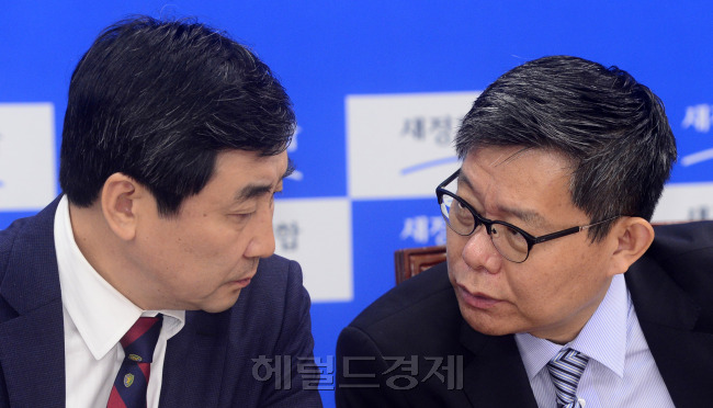 새정치민주연합 최재천 정책위의장이 28일 국회에서 열린 원내대책회의에 참석해 이종걸 원내대표와 의견을 나누고 있다. 박해묵 기자/mook@heraldcorp.com