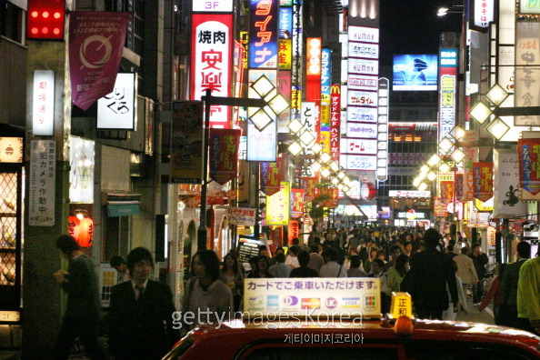 성매매가 빈번하게 발생하는 도쿄(東京)도 신주쿠(新宿)의 가부키쵸(歌舞伎町) 환락가