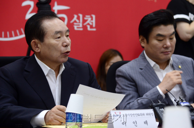 28일 오전 서울 여의도 국회 새누리당 정책위의장실에서 제1차 노동시장선진화특별위원회 회의가 열린 가운데 이인제 위원장이 모두발언을 하고 있다. 박해묵 기자/mook@heraldcorp.com