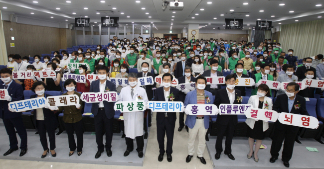 Koreans participate in a campaign that promotes good hygiene practices that reduce the spread of infections and viruses on Tuesday, after Prime Minister Hwang Kyo-ahn announced the "de facto end" to the MERS outbreak. (Yonhap)