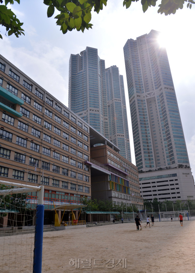 양천구 목동의 아파트 단지. 방학을 맞이해 가을철 이사를 준비하는 학부모들의 문의가 이어지고 있지만 거래는 쉽지 않은 상황이다. 사진=이상섭기자/babtong@heraldcorp.com