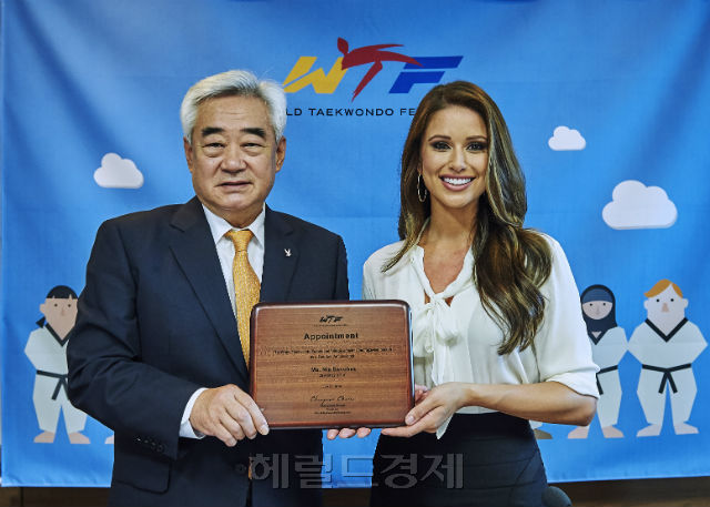 산체스가 WTF 홍보대사에 임명된 뒤 WTF 조정원 총재와 함께 포즈를 취하고 있다.
