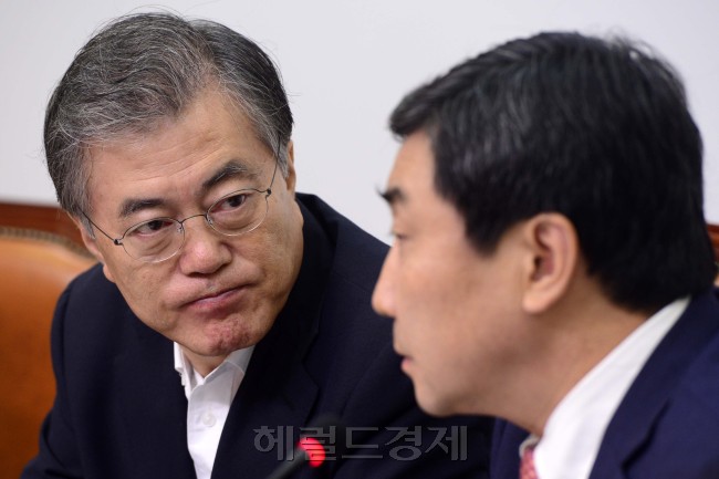새정치민주연합 문재인 대표가 29일 오전 서울 여의도 국회에서 최고위원회의에 참석해 굳은 표정을 짓고 있다. 박해묵 기자/mook@heraldcorp.com