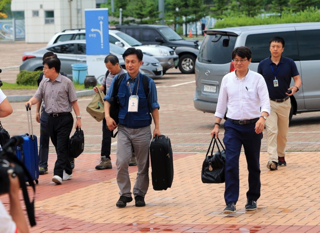 <YONHAP PHOTO-0865> 금강산 소나무 조사단 방북 (고성=연합뉴스) 이종건 기자 = 이상 증상을 보이는 것으로 알려진 금강산 지역의 소나무 상태를 확인하기 위한 산림과 수목분야의 전문가, 현대아산 괸계자들이 29일 오전 동해선남북출입사무소를 통해 방북하고 있다. 이들은 금강산에서 2박3일간 체류하며 현지 상황을 확인한 후 오는 31일 오후 돌아올 예정이다. 2015.7.29 momo@yna.co.kr/2015-07-29 10:14:29/ <저작권자 ⓒ 1980-2015 ㈜연합뉴스. 무단 전재 재배포 금지.>
