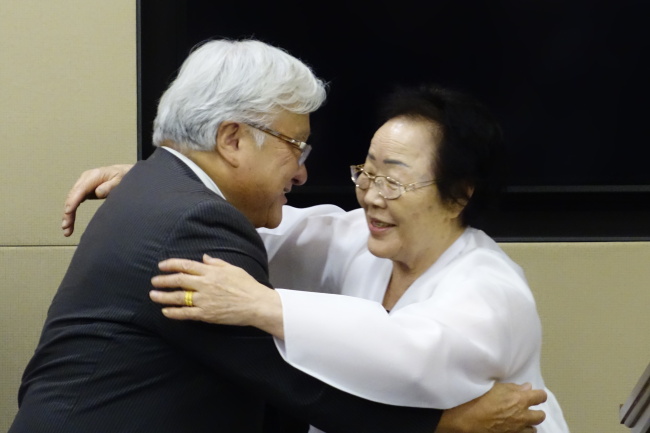 <YONHAP PHOTO-0348> 혼다 미 의원과 포옹하는 군위안부 피해자 이용수 할머니 (워싱턴=연합뉴스) 김세진 특파원 = 28일(현지시간) 미국 워싱턴DC의 레이번 의원회관에서 열린 미국 하원의 일본군위안부 결의안 채택 8주년 기념식에서 마이크 혼다 미 하원의원(왼쪽)과 군위안부 피해자 이용수 할머니가 포옹하며 인사하고 있다. 2015.7.29 smile@yna.co.kr/2015-07-29 06:02:46/ <저작권자 ⓒ 1980-2015 ㈜연합뉴스. 무단 전재 재배포 금지.>
U.S. lawmaker Mike Honda (left), a longtime supporter of the victims of Japan’s wartime sexual enslavement, and Lee Yong-su, one of the Korean victims, hug at a ceremony to mark the eighth anniversary of the passage of a U.S. congressional resolution on former sex slaves, in the Rayburn House Office Building in Washington on Tuesday.    Yonhap