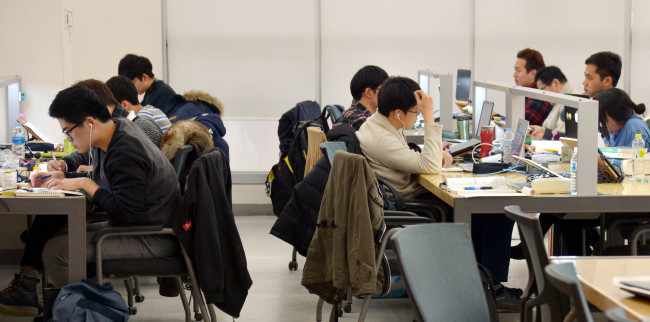 Students at a Seoul-based university are studying in the university library in this March 2 file photo. (Kim Myung-sub/The Korea Herald)
　