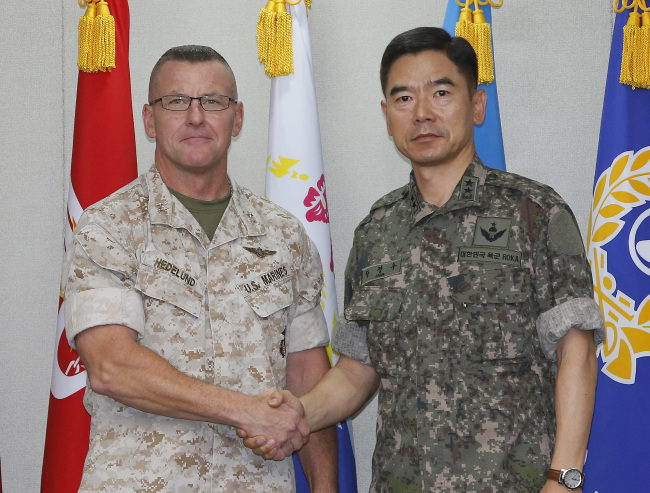 Maj. Gen. Jang Kyung-soo, director general of the policy planning bureau at Seoul’s Defense Ministry, shakes hands with Maj. Gen. Robert F. Hedelund, U.S. Forces Korea assistant chief of staff for policy and plans, before the first meeting of the joint committee to investigate the accidental shipment of a live anthrax sample to a lab in Osan Air Base in Seoul on Wednesday. (Yonhap)