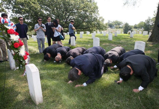 Kim Moo-sung kneels down and bows his head to the grave of Gen. Walker, the first commander of U.S. 8th Army during the Korean War.(Yonhap)