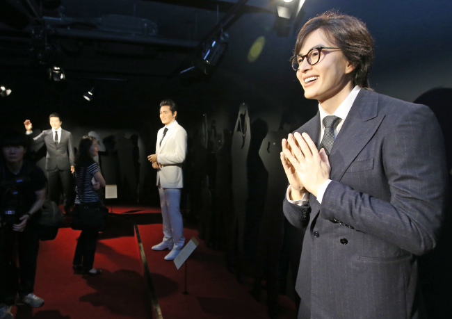 Life-size wax figures of Korean actors, including Bae Yong-joon (left), are on display at Grevin Museum Seoul. (Yonhap)