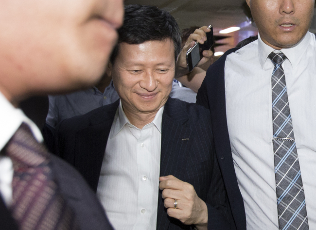 <YONHAP PHOTO-3112> 입국장 나서는 신동주 전 일본 롯데홀딩스 부회장 (서울=연합뉴스) 윤동진 기자 = 롯데그룹의 후계를 놓고 일본에서 `왕자의 난`을 벌인 신동주 전 일본 롯데홀딩스 부회장(가운데)이 29일 오후 김포공항 국제선 입국장을 통해 귀국하고 있다. 2015.7.29 mon@yna.co.kr/2015-07-29 23:06:14/ <저작권자 ⓒ 1980-2015 ㈜연합뉴스. 무단 전재 재배포 금지.> 롯데그룹의 후계를 놓고 일본에서 ‘형제의 난’을 벌인 신동주 전 일본 롯데홀딩스 부회장(가운데)이 엷은 미소를 머금은 채 29일 오후 김포공항 국제선 입국장을 통해 귀국하고 있다. 신 부회장은 한국에 머물면서 아버지인 신격호 총괄회장과 이복 누나인 신영자 롯데재단 이사장 등 친족들에게 자신에 대한 지지를 읍소할 것으로 알려졌다. [연합뉴스]