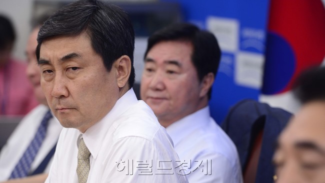 이종걸 새정치민주연합 원내대표가 30일 오전 국회에서 열린 정책조정회의에서 심각한 표정을 하고 있다. 박해묵 기자/mook@heraldcorp.com