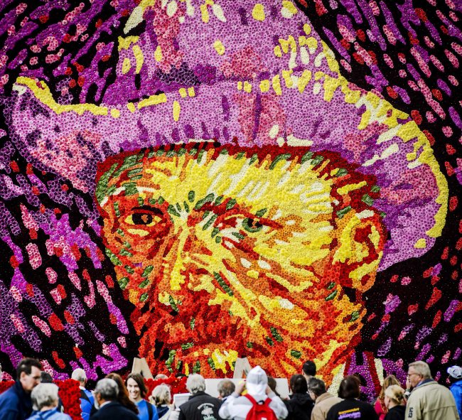epa04865083 A tableau of flowers representing the face of famous Dutch painter Vincent van Gogh is revealed at Museumplein, Amsterdam, the Netherlands, 29 July 2015. Van Gogh died in Auvers-sur-Oise, France, 125 years ago. EPA/REMKO DE WAAL