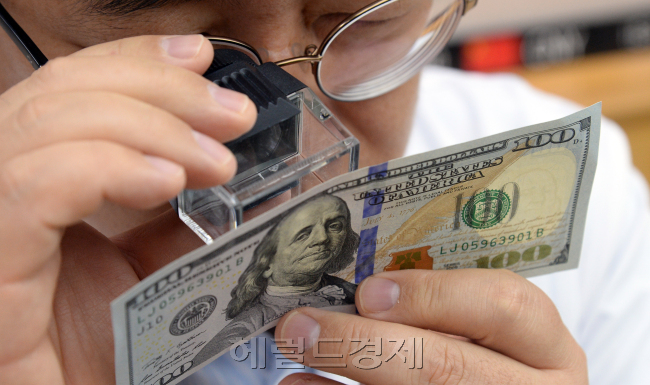 외환은행_위변조대응센터_화폐분석실 : 서울 을지로 외환은행 본점 위변조대응센터 내 화폐분석실에서 직원들이 분주하게 위폐감별기를 돌리며 위변조 화폐를 걸러내기 위해 총력을 기울이고 있다. 매년 요맘때 여름 휴가철은 환전성수기라 업무량이 30% 정도 늘어난다./ 안훈 기자 rosedale@heraldcorp.com