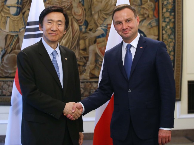 South Korean Foreign Minister Yun Byung-se (left) shakes hands with Polish President-elect Andrzej Duda in Duda's office in Warsaw, Poland, on Thursday. (Yonhap)