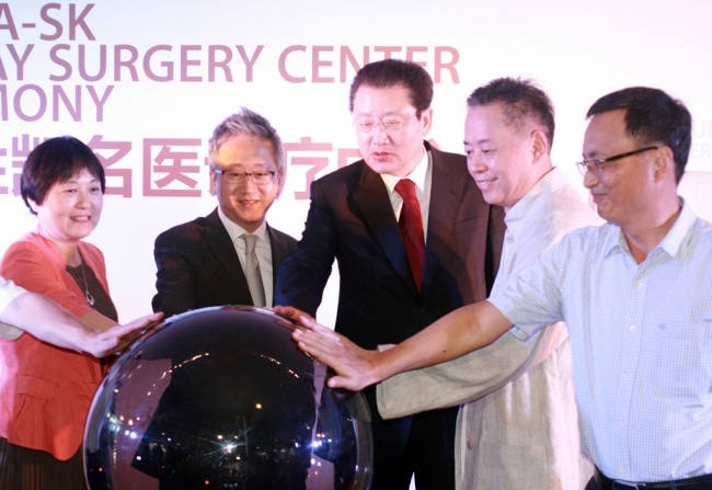 Korea’s mobile carrier SK Telecom opens high-end medical facilities inside the Shenzhen VISTA-SK Medical Center, a health examination-oriented hospital in the southern Chinese city on Friday. VISTA is one of the few private clinics in China.   SKT