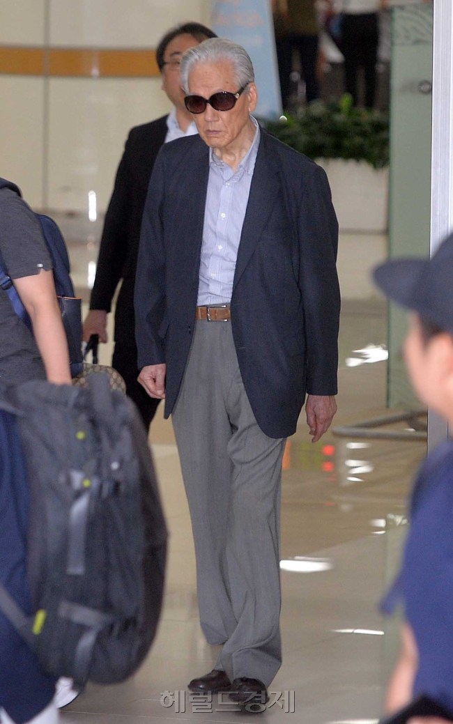 신격호 롯데그룹 총괄회장의 남동생인 신선호 일본 식품회사 산사스 사장이 31일 오후 김포공항을 통해 입국하고 있다. 신 시장은 신동빈 롯데그룹 회장에 맞서 신동주 전 일본롯데홀딩스 부회장을 적극 후원하고 있는 것으로 알려져 있다.
사진=이상섭 기자/babtong@heraldcorp.com