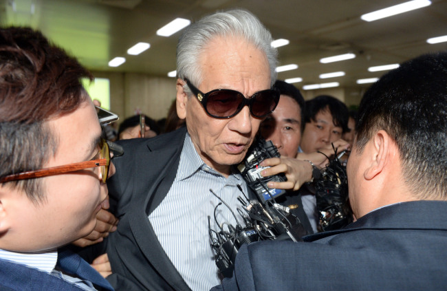 Shin Sun-ho, the younger brother of Lotte Group founder Shin Kyuk-ho, arrives at Gimpo Airport on Friday. Shin is known as a supporter of his nephew Shin Dong-joo, the recently-ousted eldest son.(Yonhap)