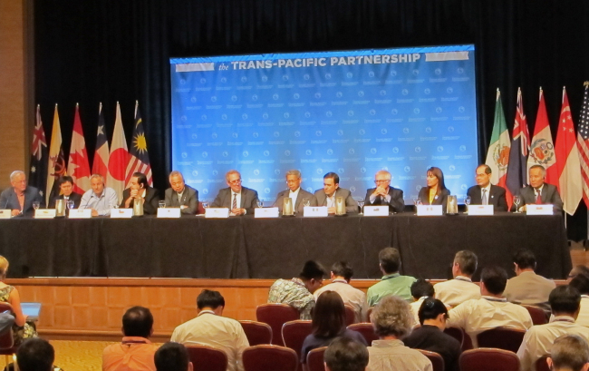 <YONHAP PHOTO-1407> Ministers from 12 nations negotiating a Pacific Rim trade pact hold a news conference in Lahaina, Hawaii, Friday, July 31, 2015, saying they made significant progress in reaching an agreement. The ministers, from left, are Australia Minister for Trade and Investment Andrew Robb, Brunei Second Minister for Foreign Affairs and Trade Lim Jock Seng, Canada Minister of International Trade Ed Fast, Chile Director General of International Relations Andres Rebolledo, Japan Economic and Fiscal Policy Minister Akira Amari, U.S. Trade Representative Michael Froman, Malaysia Minister of International Trade and Industry Mustapa Mohamed, Mexico Secretary of the Economy Ildefonso Guajardo Villarreal, New Zealand Minister of Trade Tim Groser, Peru Minister of Foreign Trade and Tourism Magali Silva and Singapore Minister for Trade and Industry Hng Kiang Lim. (AP Photo/Audrey McAvoy)/2015-08-01 13:58:02/ <저작권자 ⓒ 1980-2015 ㈜연합뉴스. 무단 전재 재배포 금지.>
Ministers from 12 nations negotiating a Pacific Rim trade pact hold a news conference in Lahaina, Hawaii, Friday, saying they made significant progress in reaching an agreement.   AP-Yonhap