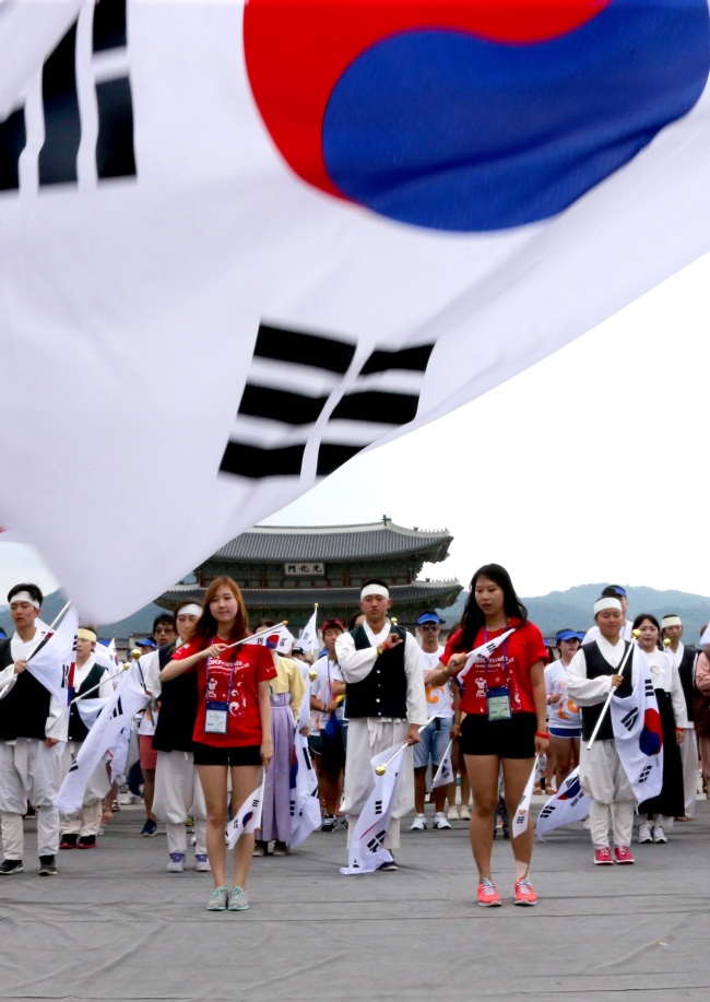 Overseas Korean students from 29 countries stage a street performance to celebrate the 70th anniversary of the nation’s liberation from the Japan’s colonial rule, at Gwanghwamun, central Seoul, Sunday. (Yonhap)