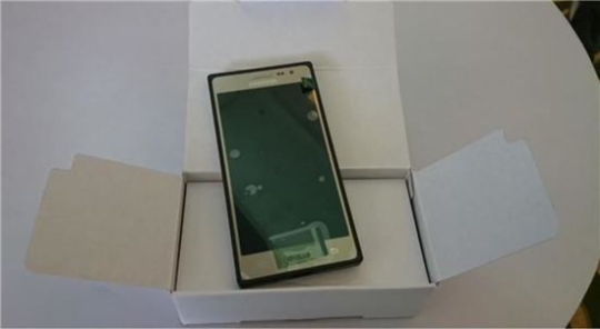 트위터 등에 공개된 타이젠Z3. 외형은 가리고 사용만 가능하게 만든 일명 ‘도시락폰’ 형태로 공개했지만, Z3의 구체적인 사양 및 향상된 편의 기능을 엿볼 수 있기에는 충분했다는 평가다.